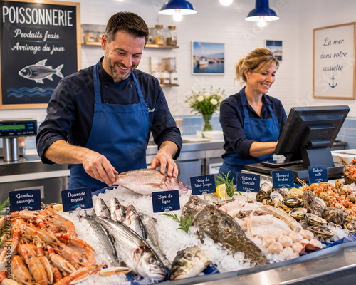 poissonnier qui prépare un poisson