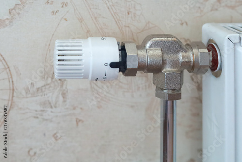 Quadro su tela Thermostatic radiator valve with numbered control dial is attached to a metal heating pipe