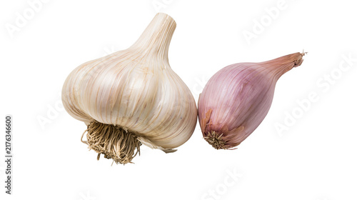 Fotografía Fresh white garlic bulb and purple shallot onion with roots