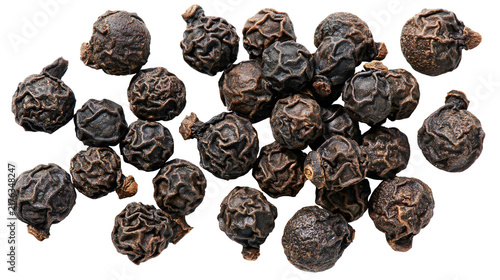 Fotografía Dried whole black peppercorns pile with wrinkled texture
