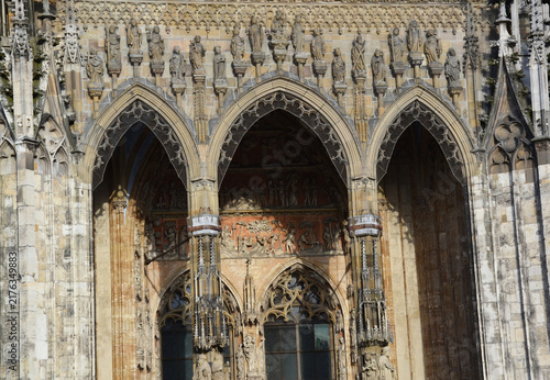Quadro su tela Ornate Sculpted Stone Statues above Main Entrance Portal of Ulm Minster in Ulm,