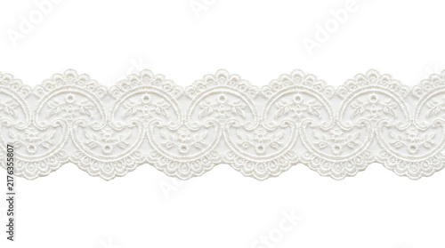 Fotografía Delicate white lace trim strip with ornate floral patterns and intricate embroid