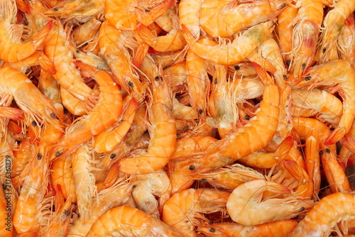 Fotografie Bandeja llena de gambas listas para comer