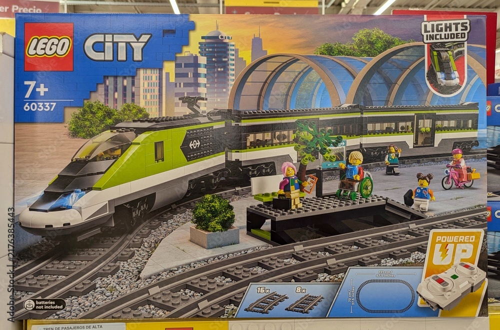 Fototapeta premium Caja de construcción de Lego City, con un tren de alta velocidad, con vías, pasajeros y motor con control remoto, en una tienda Carrefour, Madrid, España, 18 de junio de 2026