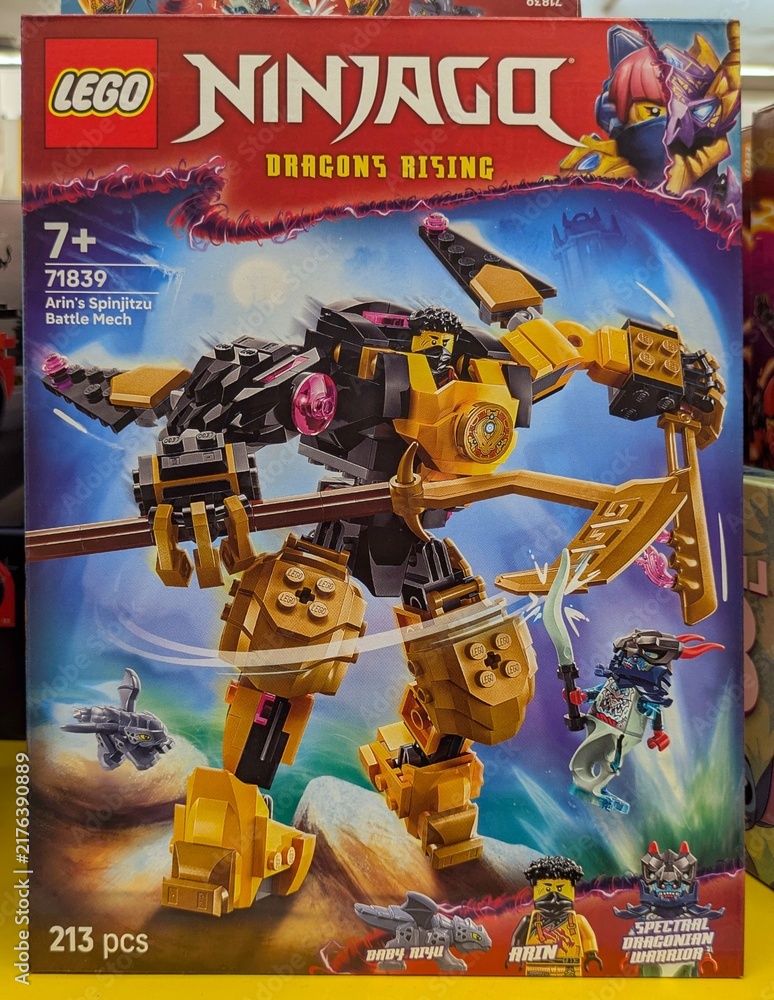 Fototapeta premium Caja de construcción de Lego Ninjago Dragons Rising, Arin's Spinjitzu Battle Mech, en una tienda Carrefour, Madrid, España, 18 de junio de 2026