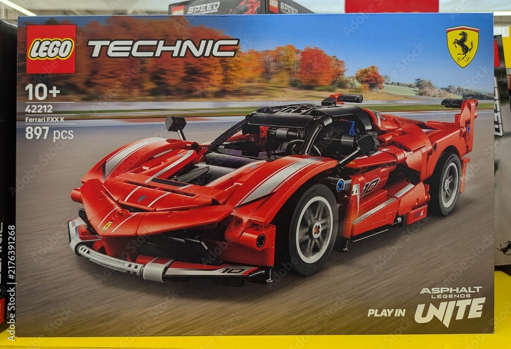 Fototapeta premium Caja con juguete Lego Technic de auto deportivo Ferrari FXX K en una tienda Carrefour, Madrid, España, 18 de junio de 2026