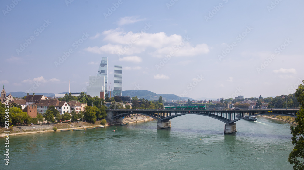 Fototapeta premium Bâle est une ville de Suisse traversée par le Rhin et chef-lieu du canton de Bâle-Ville
