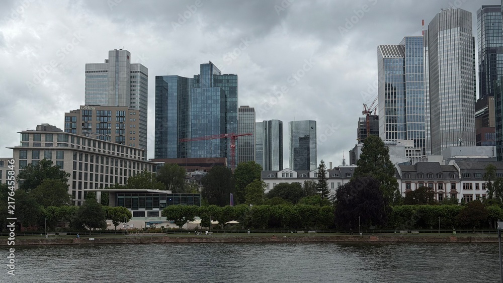 Obraz premium Framed view of the Frankfurt modern skyline and financial district
