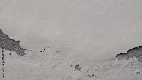Foto Distressed beige wall with peeling paint layers exposing underlying concrete for industrial aesthetic