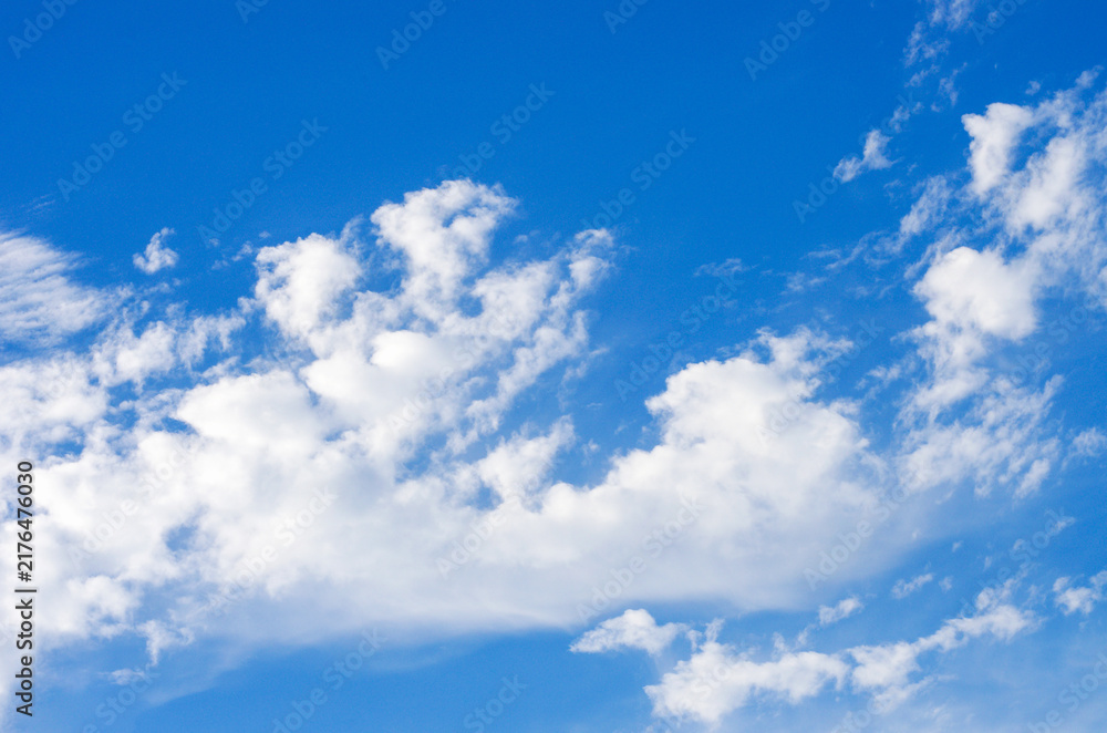 Obraz premium White clouds in blue sky