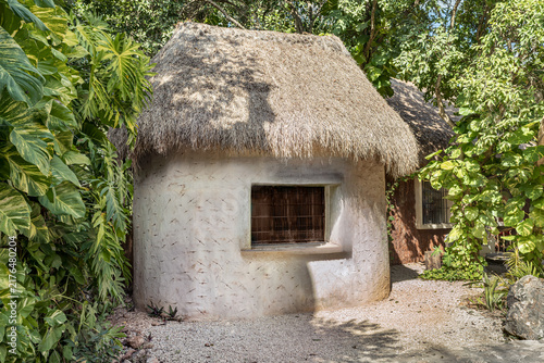 Cuadro en lienzo Rustic thatched hut surrounded by tropical vegetation found in Yucatan, Mexico