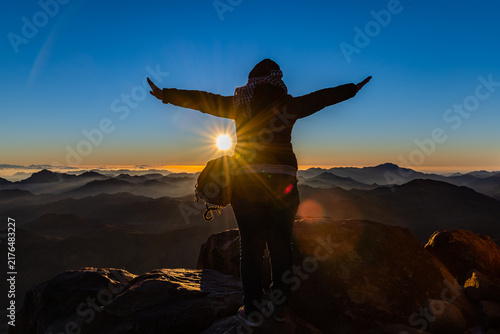 Fotografía Young woman meets the dawn at top of mount Sinai