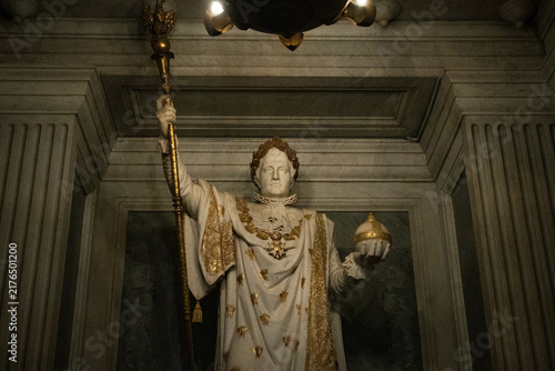 Konstfotografi A Classical Stone Statue of an Emperor with Golden Regalia inside a Grand Buildi