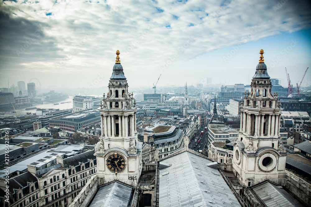 Obraz premium rooftop view over London on a foggy day from St Paul's cathedral, UK