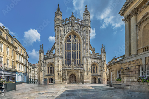 Cuadro en lienzo Frontalansicht der gotischen Abteikirche am leeren gepflasterten Vorplatz im historischen Stadtzentrum von Bath unter blauem Himmel