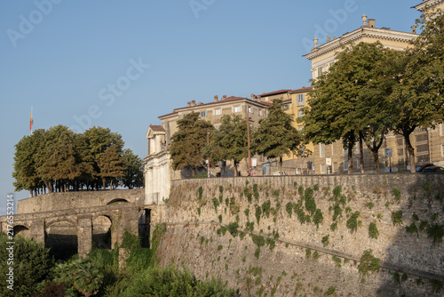MURA VENEZIANE DI BERGAMO ALTA CON PORTA SAN GIACOMO E VIADOTTO, LOMBARDIA, ITALIA