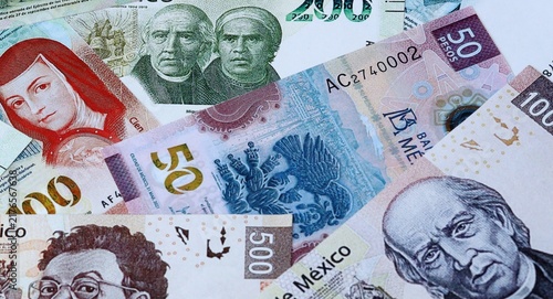 Foto Mexican peso money bills in pile on table