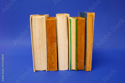 Foto A row of vintage books for a back to school concept stands closely together show