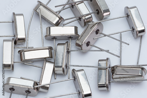 Cuadro en lienzo Silver radio transistors lie scattered on a plain white surface