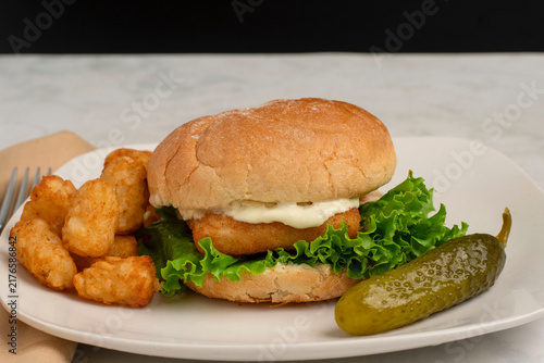 Fotografía haddock  sandwich  with tater tots