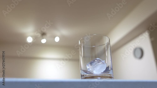 グラスと氷