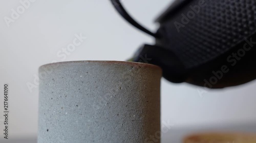急須で緑茶を入れる