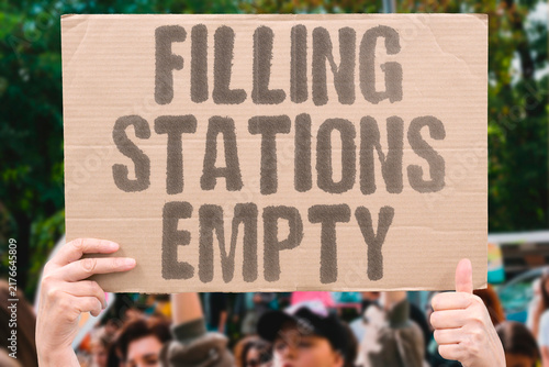 Quadro su tela "Filling stations empty" Gas station shortages across Russian cities
