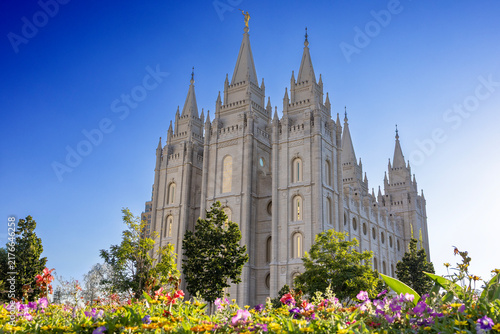 Obraz na plátně Salt Lake Temple at sunset, beautifully illuminated against a colorful evening s