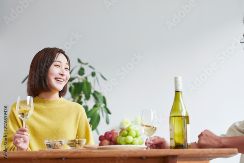 お酒を呑みながら食事をする女性と男性