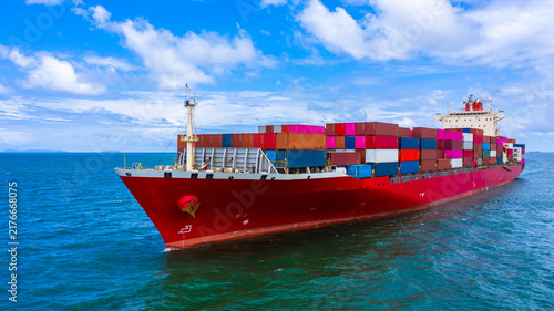 Quadro su tela Red Container Cargo Ship Transporting Freight Across the Ocean