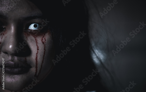 Foto Close up of horror bloodthirsty ghost female with fade drop out from eyes