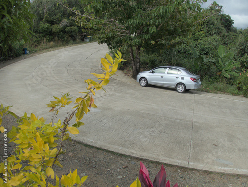 Foto Car on the steep mountain road