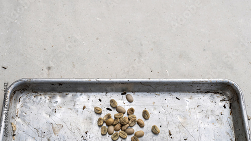 Obraz na płótnie Raw coffee bean on metal tray