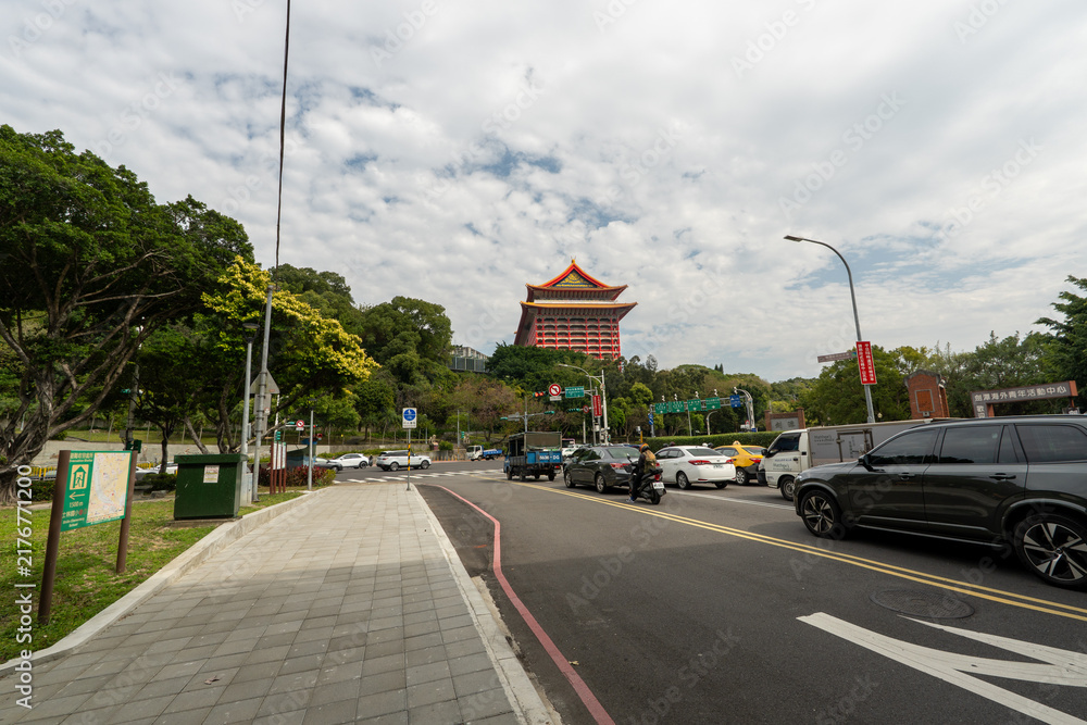Obraz premium Lush Green Hiking Path on Section 5 of the Taipei Grand Trail in Neihu, Taiwan