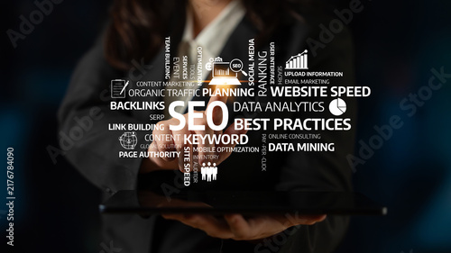 Foto A business professional showcases modern marketing strategies through a digital tablet, emphasizing SEO, data analytics, and growth in a professional environment