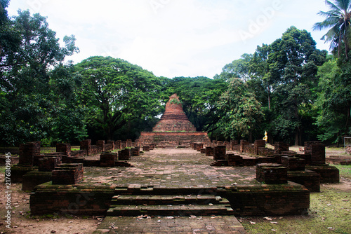 Cuadro en lienzo Ancient antiquity architecture and antique ruins building for thai people travel