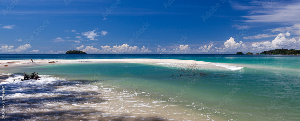Obraz premium A panoramic view of a white sandbar and turquoise waters at Koh Adang in Tarutao National Park, Thailand.