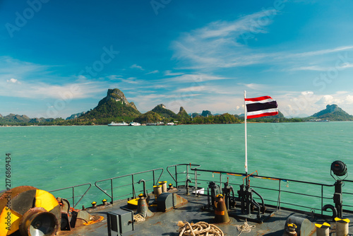 Quadro su tela Thai Flag Flying from Ferry Bow Above Turquoise Sea