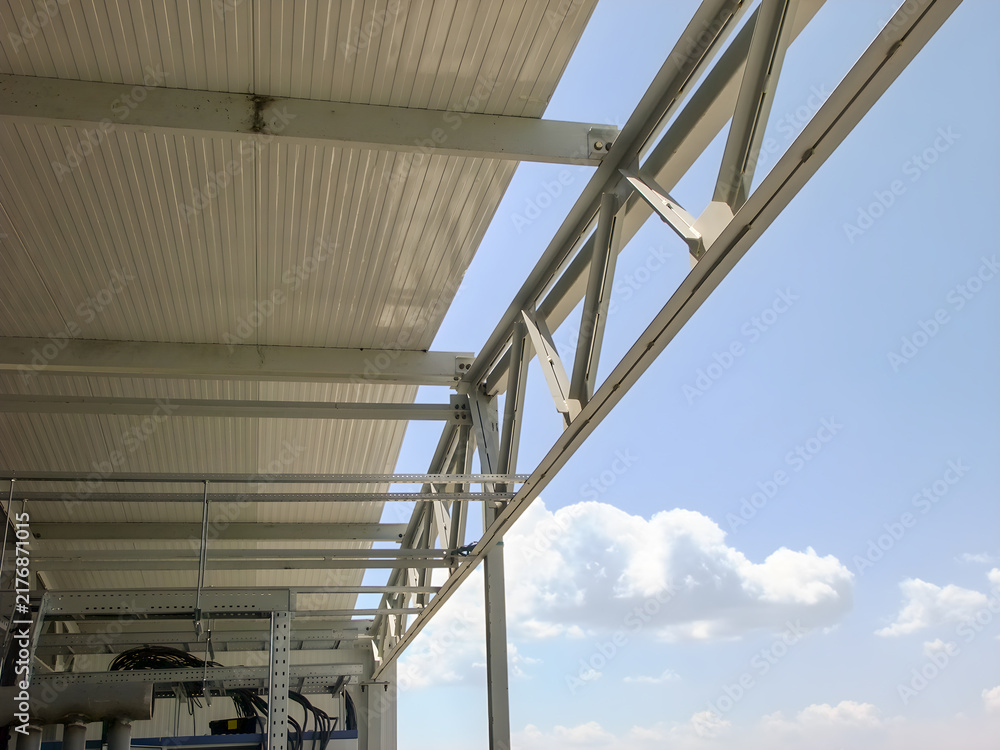 Naklejka premium Construction of a modern warehouse with sandwich panel roofing and steel structure