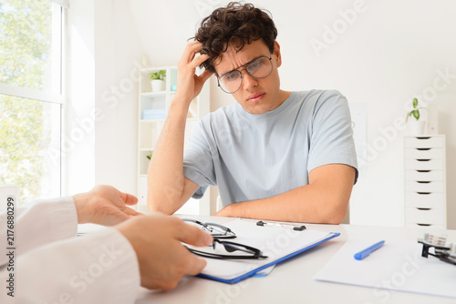 Obraz na plátne Medical diagnosis anxiety, patient feeling stressed and confused during doctor c