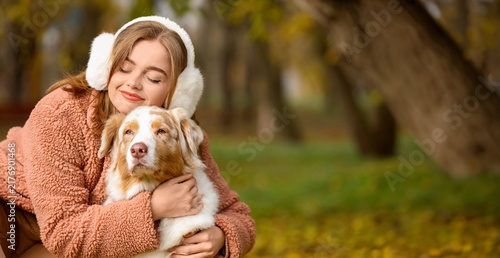 Foto Pet companionship and mental wellness, young woman hugging her dog in an autumn