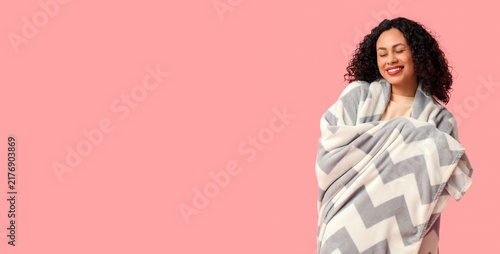 фотографія Comfort and self care, happy woman wrapped in a soft warm blanket feeling cozy a