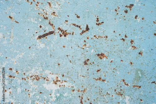 фотографія Rusty light blue metal texture background with cracked peeling paint closeup