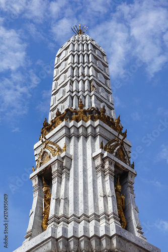 Foto A close-up view of a white stupa adorned with intricate gold Thai patterns at Wat Pho (Wat Phra Chetuphon Wimonmangkhalaram) in Bangkok, Thailand
