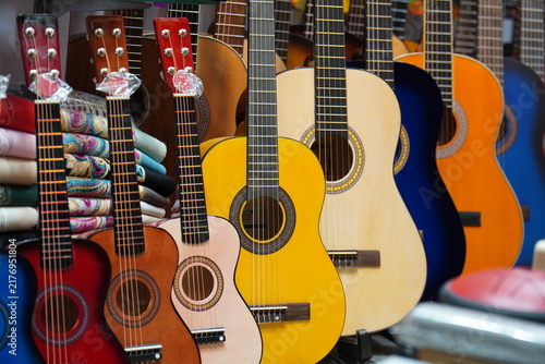 Cuadro en lienzo colorful guitars on display in shop
