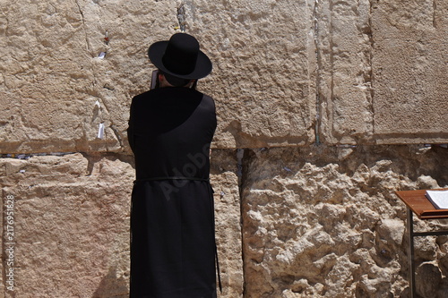 Bild auf Leinwand people praying at the Western wall that is Judaism's most sacred place of prayer