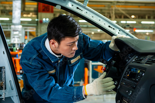 Foto Asian industrial workers are focused on installing interior parts for car dashboards
