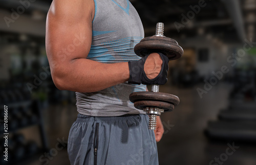 фотографія powerful latino muscular man lifting weights
