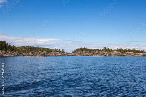 Cuadro en lienzo The coast of Lake Ladoga