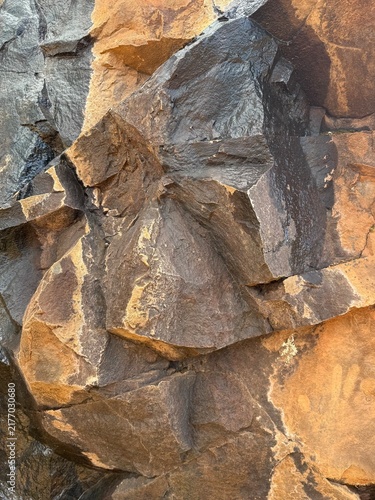 Foto Close-up of angular weathered rocks showing contrasting brown, grey and ochre colours and natural geological textures in Australia